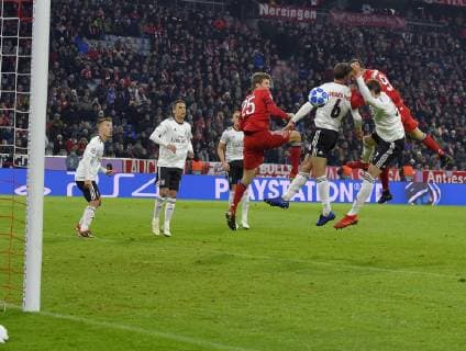27.11.2018, Fussball UEFA Champions League 2018 2019, Gruppenphase, 5.Spieltag, FC Bayern München - Benfica Lissabon, in der Allianz-Arena München. Robert Lewandowski (FC Bayern München) köpft hier zum 3:0 ein.