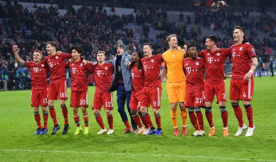 FUSSBALL CHAMPIONS LEAGUE SAISON 2018 2019 GRUPPENPHASE FC Bayern Muenchen - Benfica Lissabon 27.11.2018 SCHLUSSJUBEL FC Bayern Muenchen; Rafinha, Leon Goretzka, Wooyeong Jeong, Joshua Kimmich, Thomas Mueller, Renato Sanches, Robert Lewandowski, Torwart Manuel Neuer, David Alaba, Sandro Wagner und Niklas Suele (v.li.)