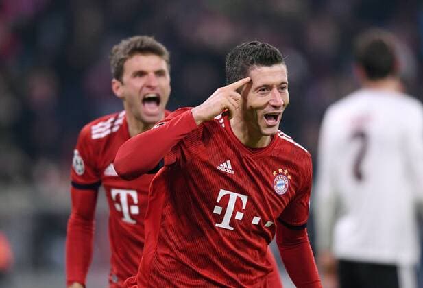 FUSSBALL CHAMPIONS LEAGUE SAISON 2018 2019 GRUPPENPHASE FC Bayern Muenchen - Benfica Lissabon 27.11.2018 JUBEL FC Bayern Muenchen; Robert Lewandowski nach seinem zweiten Kopfballtor zum 4-1, Thomas Mueller (hinten) jubelt mit