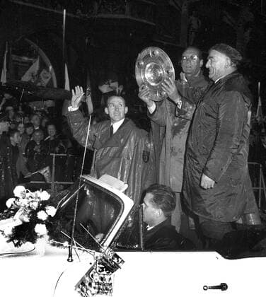Fußball, TSV 1860 München, Deutscher Meister 1966 Empfang des Deutschen Meisters 1966 TSV 1860 München auf dem Marienplatz 28.05.1966. V.l: Peter Grosser, Trainer Max Merkel und Präsident Adalbert Wetzel im Porsche Cabriolet, präsentieren die Meisterschale.