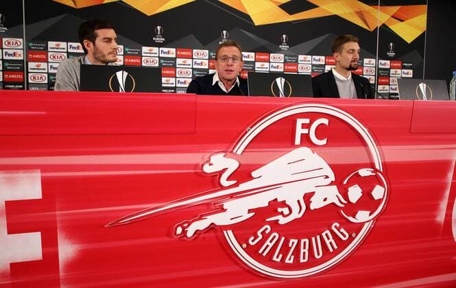 Sport Bilder des Tages RB Leipzig - Pressekonferenz Fussball Euro League Salzburg, 28.11.2018, Red Bull Arena, Fussball, UEFA EURO EM Europameisterschaft Fussball League , Pressekonferenz am Vortag des EL Spieles, FC Salzburg vs. RB Leipzig , Im Bild; RBL Pressesprecher Benjamin Ippoliti, Ralf Rangnick, RB Leipzig, Stefan Ilsanker (13, RB Leipzig) , Gemäß den Vorgaben der UEFA ist es untersagt, in dem Stadion und oder vom Spiel angefertigte Fotoaufnahmen in Form von Sequenzbildern und oder videoähnlichen Fotostrecken zu verwerten bzw. verwerten zu lassen. ,