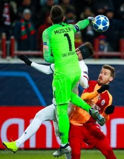 MOSCOW, RUSSIA â€“ NOVEMBER 28, 2018: Galatasaray Istanbul goalkeeper Fernando Muslera (L) supported by Serdar Aziz (R) defends against Lokomotiv Moscowâ€™s Fyodor Smolov in their 2018 19 UEFA Champions League Group G Round 5 football match at RZD Arena. Sergei Fadeichev TASS  TS099227