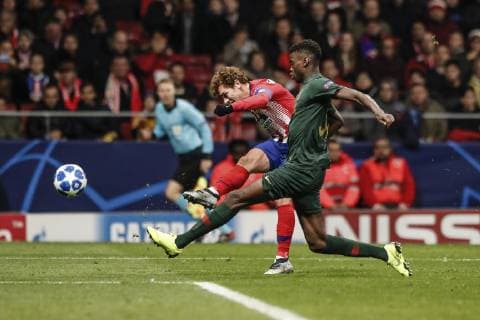 28th November 2018, Wanda Metropolitano, Madrid, Spain; UEFA Champions League football, Atletico Madrid versus Monaco; Antonie Griezmann (Atletico de Madrid) shoots as Badiashile (AS Monaco) attempts to block the shot  ActionPlus12083721 ShotxforxPress