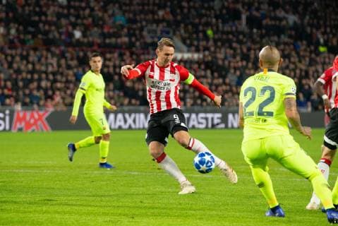 Luuk de Jong of PSV, Arturo Vidal of FC Barcelona Barca during the UEFA Champions League group C match between PSV Eindhoven and FC Barcelona at the Phillips stadium on November 28, 2018 in Eindhoven, The Netherlands UEFA Champions League 2018 2019 xVIxVIxImagesx xTomxBodexMultimediaxIVx 12918815