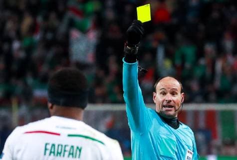 MOSCOW, RUSSIA â€“ NOVEMBER 28, 2018: Lokomotiv Moscowâ€™s Jefferson Farfan (L) shown the yellow card by referee Mateu Lahoz in their 2018 19 UEFA Champions League Group D Round 5 football match against Galatasaray Istanbul at RZD Arena; Lokomotiv Moscow won 2-0. Sergei Fadeichev TASS  TS099274