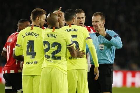 EINDHOVEN, Philips Stadium, PSV - Barcelona , football, Champions League, season 2018-2019 , 28-11-2018, Barcelona player Ivan Rakitic, Barcelona player Arturo Vidal, Barcelona player Sergio Busquets, referee Pavel Kralovec. PSV - Barcelona x2652025x