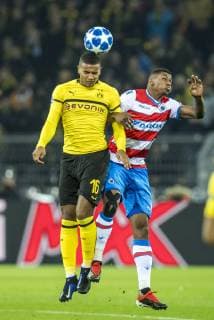 Fußball: UEFA Champions League, CL, Saison 2018 2019, 5. Spieltag, Borussia Dortmund - Club Brügge in Dortmund (Nordrhein-Westfalen). Dortmunds Manuel Akanji (l.) und Brügges Wesley kämpfen um den Ball. UEFA REGULATIONS PROHIBIT ANY USE OF PHOTOGRAPHS AS IMAGE SEQUENCES AND OR QUASI-VIDEO. Copyright: xKirchner DavidxInderliedx