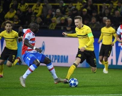 28.11.2018, Fussball, UEFA Champions League, Saison 2018 2019, Vorrunde, 5. Spieltag, Borussia Dortmund - Club Bruegge, v.li., Marvelous Nakamba (FC Bruegge), Marco Reus (Borussia Dortmund)