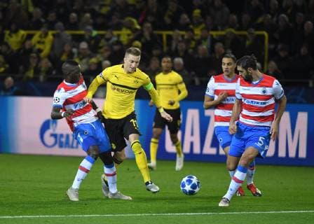 28.11.2018, Fussball, UEFA Champions League, Saison 2018 2019, Vorrunde, 5. Spieltag, Borussia Dortmund - Club Bruegge, v.li., Marvelous Nakamba (FC Bruegge), Marco Reus (Borussia Dortmund), Benoit Poulain (FC Bruegge)