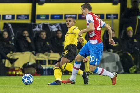 Fußball: UEFA Champions League, CL, Saison 2018 2019, 5. Spieltag, Borussia Dortmund - Club Brügge in Dortmund (Nordrhein-Westfalen). Dortmunds Manuel Akanji (l.) und Brügges Hans Vanaken kämpfen um den Ball. UEFA REGULATIONS PROHIBIT ANY USE OF PHOTOGRAPHS AS IMAGE SEQUENCES AND OR QUASI-VIDEO. Copyright: xKirchner DavidxInderliedx