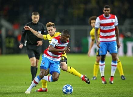 28.11.2018, Fussball UEFA Champions League 2018 2019, Gruppenphase, 5.Spieltag, Borussia Dortmund - FC Brügge, im Signal-Iduna-Park Dortmund. (L-R) Raphael Guerreiro (Dortmund) gegen Clinton Mata (FC Brügge)