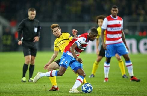 28.11.2018, Fussball UEFA Champions League 2018 2019, Gruppenphase, 5.Spieltag, Borussia Dortmund - FC Brügge, im Signal-Iduna-Park Dortmund. (L-R) Raphael Guerreiro (Dortmund) gegen Clinton Mata (FC Brügge)