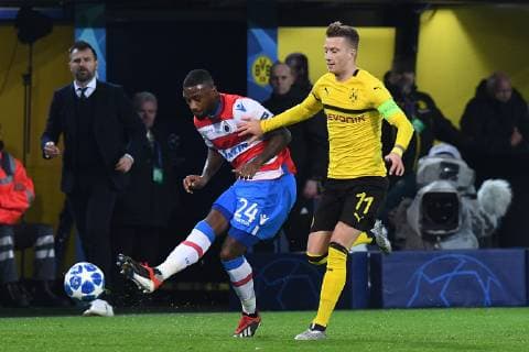 Fußball Champions League Gruppenphase 5. Spieltag Borussia Dortmund - FC Brügge am 28.11.2018 im Signal Iduna Park in Dortmund Stefano Denswil ( Brügge ), links - Marco Reus ( Dortmund ), rechts DFL DFB regulations prohibit any use of photographs as image sequences and or quasi-video.