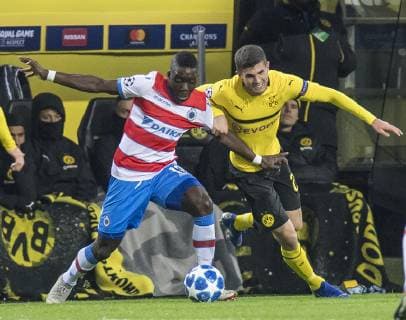 Fußball: UEFA Champions League, CL, Saison 2018 2019, 5. Spieltag, Borussia Dortmund - Club Brügge in Dortmund (Nordrhein-Westfalen). Brügges Marvelous Nakamba (l.) und Dortmunds Christian Pulisic kämpfen um den Ball. UEFA REGULATIONS PROHIBIT ANY USE OF PHOTOGRAPHS AS IMAGE SEQUENCES AND OR QUASI-VIDEO. Copyright: xKirchner DavidxInderliedx
