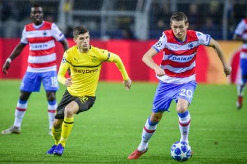 Dortmund, Germany 28.11.2018, UEFA Champions League - 2018 19 Season, Rueckrunde, Gruppenphase, Gruppe A, 5. Spieltag, BV Borussia Dortmund vs. FC Bruegge, Christian Pulisic (Borussia Dortmund), Hans Vanaken (FC Brügge) im Zweikampf, - ( DeFodi520