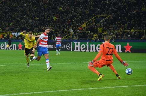 28.11.2018, Fussball, UEFA Champions League, Saison 2018 2019, Vorrunde, 5. Spieltag, Borussia Dortmund - Club Bruegge, Marco Reus (Borussia Dortmund), li., vergibt frei vor Torwart Ethan Horvath (FC Bruegge)