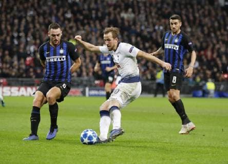 Harry Kane of Tottenham attempts to shoot past Stefan de Vrij of Inter Milan during the UEFA Champions League, Group B match at Wembley Stadium, London. Picture date: 28th November 2018. Picture credit should read: David Klein Sportimage EDITORIAL USE ONLY. No use with unauthorised audio, video, data, fixture lists, club league logos or live services. Online in-match use limited to 120 images, no video emulation. No use in betting, games or single club league player publications. _K2I1461.JPG