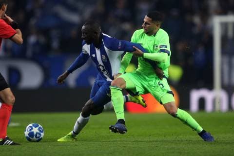 28.11.2018, Fussball, Saison 2018 2019, Champions League, 5. Spieltag - FC Porto - FC Schalke 04 v. l. Yacine Brahimi (FC Porto), Omar Mascarell (FC Schalke 04) Porto Estadio do Dragao Portugal