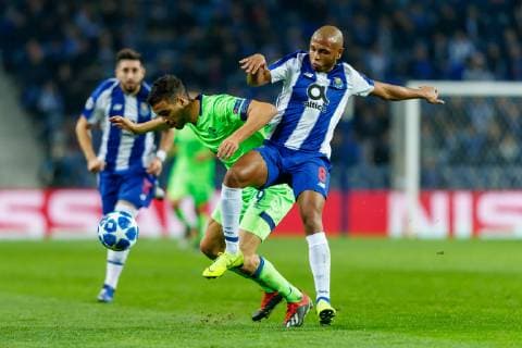 Portugal, Porto 28.11.2018, UEFA Champions League - 2018 19 Season, Vorrunde, Gruppenphase - Gruppe D - 5. Spieltag, FC Porto - FC Schalke 04, Franco Di Santo (S04) und Yacine Brahimi (FCP) im Zweikampf ( DeFodi048