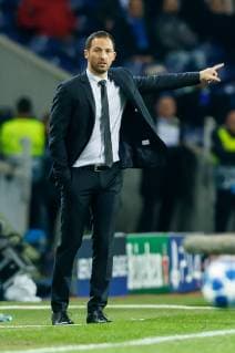 Portugal, Porto 28.11.2018, UEFA Champions League - 2018 19 Season, Vorrunde, Gruppenphase - Gruppe D - 5. Spieltag, FC Porto - FC Schalke 04, Chef-Trainer Domenico Tedesco (S04) gestikuliert, gestik ( DeFodi048