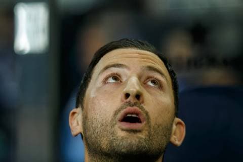 Sport Bilder des Tages Portugal, Porto 28.11.2018, UEFA Champions League - 2018 19 Season, Vorrunde, Gruppenphase - Gruppe D - 5. Spieltag, FC Porto - FC Schalke 04, Chef-Trainer Domenico Tedesco (S04) schaut ( DeFodi048