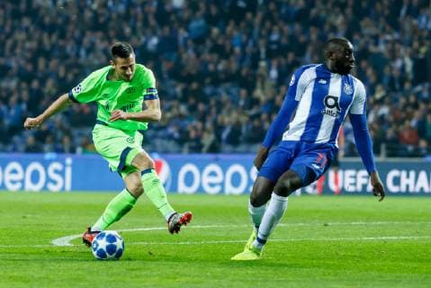 Portugal, Porto 28.11.2018, UEFA Champions League - 2018 19 Season, Vorrunde, Gruppenphase - Gruppe D - 5. Spieltag, FC Porto - FC Schalke 04, Steven Skrzybski (S04) und Jesus Corona (FCP) im Zweikampf ( DeFodi048