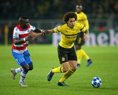 28.11.2018, Fussball UEFA Champions League 2018 2019, Gruppenphase, 5.Spieltag, Borussia Dortmund - FC Brügge, im Signal-Iduna-Park Dortmund. (L-R) Marvelous Nakamba (FC Brügge) gegen Axel Witsel (Dortmund)