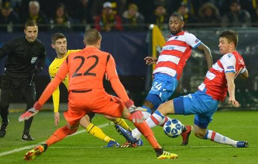 Dortmund, Germany 28.11.2018, UEFA Champions League - 2018 19 Season, Rueckrunde, Gruppenphase - Gruppe A - 5. Spieltag, BV Borussia Dortmund - Club Bruegge, Christian Pulisic (BVB) und Torwart Ethan Horvath (Bruegge) im zweikampf ( DeFodi521