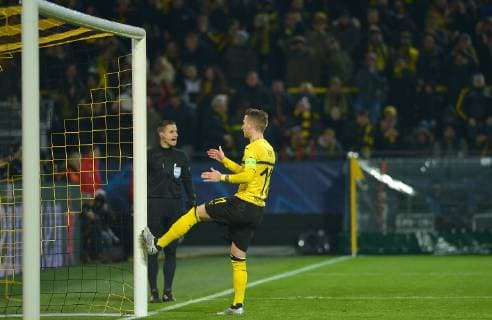 Dortmund, Germany 28.11.2018, UEFA Champions League - 2018 19 Season, Rueckrunde, Gruppenphase - Gruppe A - 5. Spieltag, BV Borussia Dortmund - Club Bruegge, Marco Reus (BVB) tritt enttaeuscht gegen den Pfosten ( DeFodi521
