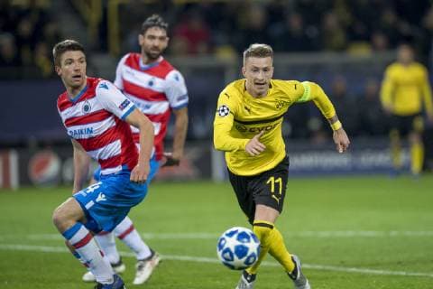 Fußball: UEFA Champions League, CL, Saison 2018 2019, 5. Spieltag, Borussia Dortmund - Club Brügge in Dortmund (Nordrhein-Westfalen). Brügges Brandon Mechele (l.) und Dortmunds Marco Reus kämpfen um den Ball. UEFA REGULATIONS PROHIBIT ANY USE OF PHOTOGRAPHS AS IMAGE SEQUENCES AND OR QUASI-VIDEO. Copyright: xKirchner DavidxInderliedx