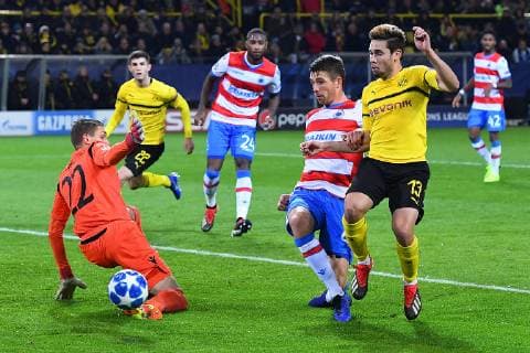 Sport Bilder des Tages Fußball Champions League Gruppenphase 5. Spieltag Borussia Dortmund - FC Brügge am 28.11.2018 im Signal Iduna Park in Dortmund Than Horvath ( Brügge ), links - Brandon Mechele ( Brügge ), mitte - Raphael Guerreino ( Dortmund ), rechts DFL DFB regulations prohibit any use of photographs as image sequences and or quasi-video.