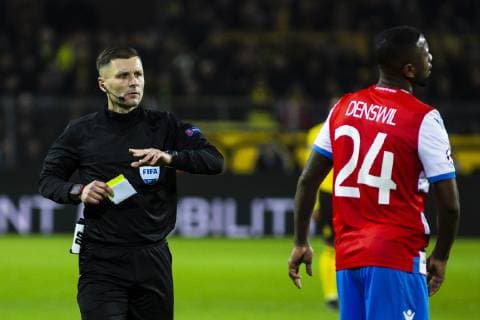 GER, UEFA CL, Borussia Dortmund vs FC Brügge 28.11.2018, Signal Iduna Park, Dortmund, GER, UEFA CL, Borussia Dortmund vs FC Brügge , UEFA REGULATIONS PROHIBIT ANY USE OF PHOTOGRAPHS AS IMAGE SEQUENCES AND OR QUASI-VIDEO im Bild picture shows: Schiedsrichter Referee Gediminas Mazeika (LTU) verwarnt Stefano Denswil (FC Bruegge 24) nach dessen Foul an Christian Pulisic (Borussia Dortmund 22) mit der gelben Karte,