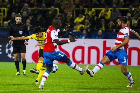 GER, UEFA CL, Borussia Dortmund vs FC Brügge 28.11.2018, Signal Iduna Park, Dortmund, GER, UEFA CL, Borussia Dortmund vs FC Brügge , UEFA REGULATIONS PROHIBIT ANY USE OF PHOTOGRAPHS AS IMAGE SEQUENCES AND OR QUASI-VIDEO im Bild picture shows: Torschuss durch Mahmoud Dahoud (Borussia Dortmund 19),