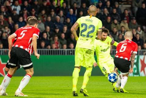 Daniel Schwaab of PSV, Arturo Vidal of FC Barcelona Barca Lionel Messi of FC Barcelona, Angelino of PSV during the UEFA Champions League group C match between PSV Eindhoven and FC Barcelona at the Phillips stadium on November 28, 2018 in Eindhoven, The Netherlands UEFA Champions League 2018 2019 xVIxVIxImagesx xTomxBodexMultimediaxIVx 12920105