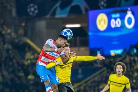 28.11.2018, xkvx, Fussball UEFA Champions League, Borussia Dortmund - Club Bruegge emspor, v.l. Emmanuel Bonaventure (Club Bruegge), Lukasz Piszczek (BVB Borussia Dortmund) Zwischenstand 0:0 Halbzeitstand Anzeigetafel (DFL DFB REGULATIONS PROHIBIT ANY USE OF PHOTOGRAPHS as IMAGE SEQUENCES and or QUASI-VIDEO) Dortmund