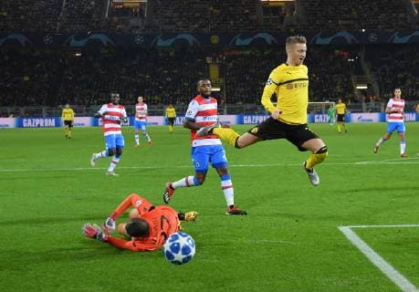 28.11.2018, Fussball, UEFA Champions League, Saison 2018 2019, Vorrunde, 5. Spieltag, Borussia Dortmund - Club Bruegge, Marco Reus (Borussia Dortmund), re., gegen Torwart Ethan Horvath (FC Bruegge)