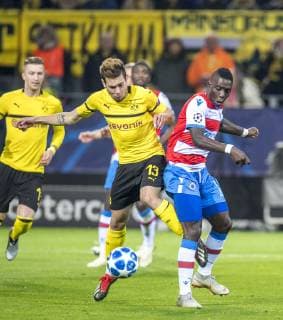 Fußball: UEFA Champions League, CL, Saison 2018 2019, 5. Spieltag, Borussia Dortmund - Club Brügge in Dortmund (Nordrhein-Westfalen). Dortmunds Raphael Guerreiro (l.) und Brügges Marvelous Nakamba kämpfen um den Ball. UEFA REGULATIONS PROHIBIT ANY USE OF PHOTOGRAPHS AS IMAGE SEQUENCES AND OR QUASI-VIDEO. Copyright: xKirchner DavidxInderliedx