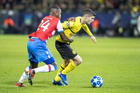Fußball: UEFA Champions League, CL, Saison 2018 2019, 5. Spieltag, Borussia Dortmund - Club Brügge in Dortmund (Nordrhein-Westfalen). Brügges Stefano Denswil (l.) und Dortmunds Christian Pulisic kämpfen um den Ball. UEFA REGULATIONS PROHIBIT ANY USE OF PHOTOGRAPHS AS IMAGE SEQUENCES AND OR QUASI-VIDEO. Copyright: xKirchner DavidxInderliedx