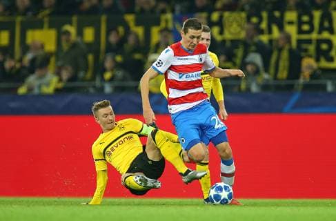 28.11.2018, Fussball UEFA Champions League 2018 2019, Gruppenphase, 5.Spieltag, Borussia Dortmund - FC Brügge, im Signal-Iduna-Park Dortmund. (L-R) Marco Reus (Dortmund) gegen Hans Vanaken (FC Brügge)
