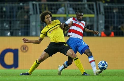 28.11.2018, Fussball UEFA Champions League 2018 2019, Gruppenphase, 5.Spieltag, Borussia Dortmund - FC Brügge, im Signal-Iduna-Park Dortmund. (L-R) Axel Witsel (Dortmund) gegen Clinton Mata (FC Brügge)