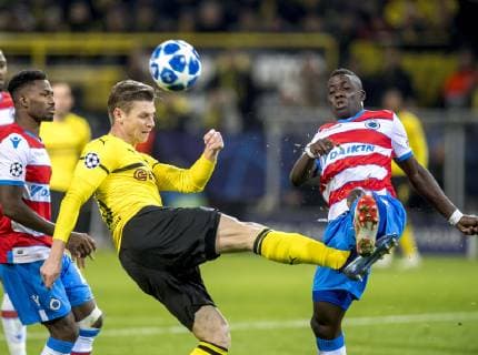 Fußball: UEFA Champions League, CL, Saison 2018 2019, 5. Spieltag, Borussia Dortmund - Club Brügge in Dortmund (Nordrhein-Westfalen). Dortmunds Lukasz Piszczek (l.) und Brügges Marvelous Nakamba kämpfen um den Ball. UEFA REGULATIONS PROHIBIT ANY USE OF PHOTOGRAPHS AS IMAGE SEQUENCES AND OR QUASI-VIDEO. Copyright: xKirchner DavidxInderliedx