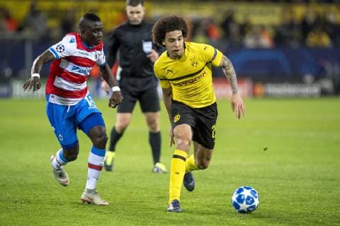 Fußball: UEFA Champions League, CL, Saison 2018 2019, 5. Spieltag, Borussia Dortmund - Club Brügge in Dortmund (Nordrhein-Westfalen). Brügges Marvelous Nakamba (l.) und Dortmunds Axel Witsel kämpfen um den Ball. UEFA REGULATIONS PROHIBIT ANY USE OF PHOTOGRAPHS AS IMAGE SEQUENCES AND OR QUASI-VIDEO. Copyright: xKirchner DavidxInderliedx