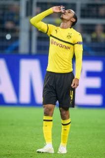 Abdou Diallo (Borussia Dortmund 4) nimmt Magnesium zu sich beim Champions League Spiel zwischen Borussia Dortmund und dem FC Bruegge am 26.11.2018, Borussia Dortmund vs FC Brugge, Champions League, 28.11.2018 Dortmund Copyright: xSchuelerx xEibnerx-xPressefotox EP_EER