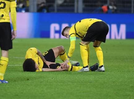 28.11.2018, Fussball, UEFA Champions League, Saison 2018 2019, Vorrunde, 5. Spieltag, Borussia Dortmund - Club Bruegge, Verletzung Axel Witsel (Borussia Dortmund), li., rechts Marco Reus (Borussia Dortmund)