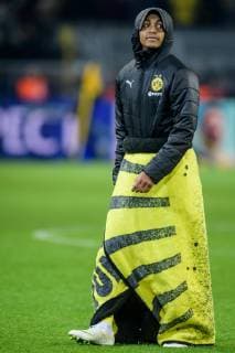 Sport Bilder des Tages Abdou Diallo (Borussia Dortmund 4) mit Jacke und Decke beim Champions League Spiel zwischen Borussia Dortmund und dem FC Bruegge am 26.11.2018, Borussia Dortmund vs FC Brugge, Champions League, 28.11.2018 Dortmund Copyright: xSchuelerx xEibnerx-xPressefotox EP_EER