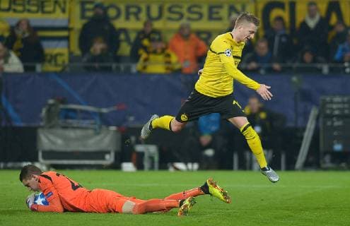 Dortmund, Germany 28.11.2018, UEFA Champions League - 2018 19 Season, Rueckrunde, Gruppenphase - Gruppe A - 5. Spieltag, BV Borussia Dortmund - Club Bruegge, Torwart Ethan Horvath (Bruegge) und Marco Reus (BVB) im zweikampf ( DeFodi521