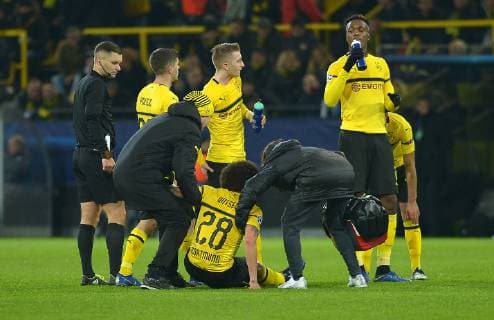 Dortmund, Germany 28.11.2018, UEFA Champions League - 2018 19 Season, Rueckrunde, Gruppenphase - Gruppe A - 5. Spieltag, BV Borussia Dortmund - Club Bruegge, Verletzung, verletzt, Schmerzen bei Axel Witsel (BVB) ( DeFodi521