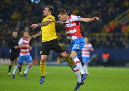 Dortmund, Germany 28.11.2018, UEFA Champions League - 2018 19 Season, Rueckrunde, Gruppenphase - Gruppe A - 5. Spieltag, BV Borussia Dortmund - Club Bruegge, Paco Alcacer (BVB) und Brandon Mechele (Bruegge) im Kopfballduell ( DeFodi521