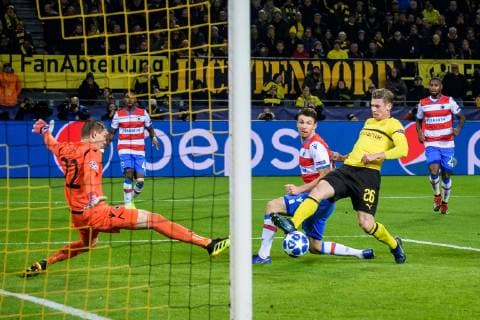 Lukasz Piszczek (Borussia Dortmund 26) verpasst knapp gegen Torwart Ethan Horvath (Club Brugge 22) beim Champions League Spiel zwischen Borussia Dortmund und dem FC Bruegge am 26.11.2018, Borussia Dortmund vs FC Brugge, Champions League, 28.11.2018 Dortmund Copyright: xSchuelerx xEibnerx-xPressefotox EP_EER