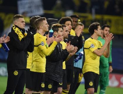 CL Borussia Dortmund - Club Brügge 28.11.2018 Schlußbild BVB - Spieler vor der Kurve bedanken sich DFL REGULATIONS PROHIBIT ANY USE OF PHOTOGRAPHS AS IMAGE SEQUENCES AND OR QUASI-VIDEO